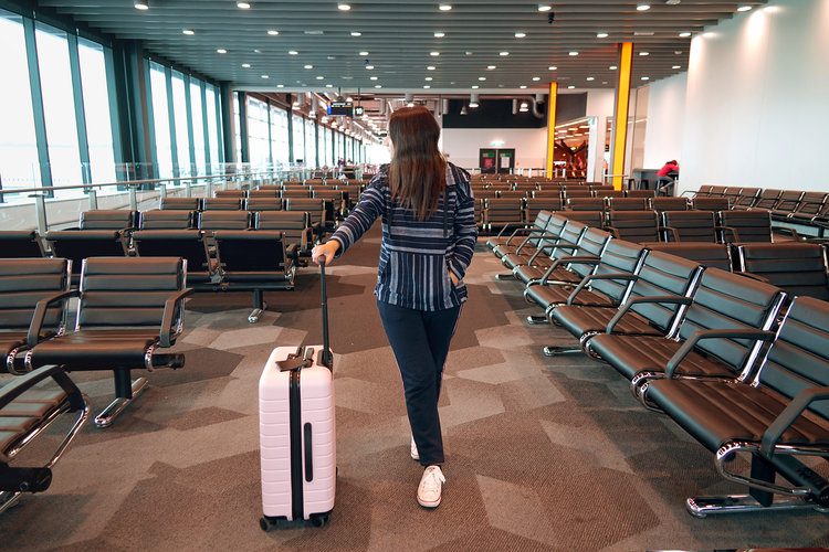 My most comfortable and practical travel outfit 1 Postcards from Hawaii Travel Lifestyle Blog Gabriella Wisdom What to wear to travel, comfortable travel outfit, what to wear to fly, what to wear at airport, airport outfit