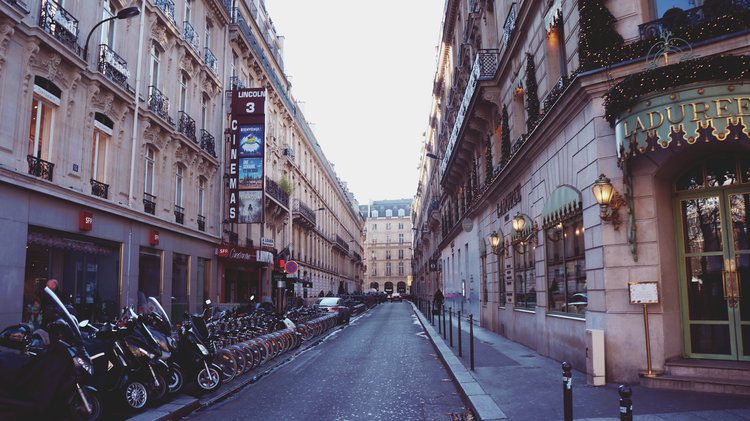 Packing Guide: Au Pair’s bag 3 Postcards from Hawaii Travel Lifestyle Blog Gabriella Wisdom Au Pair packing list, Paris France