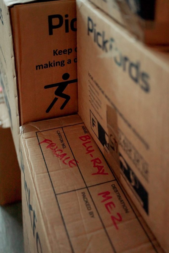 10 sustainable packing tips for a low-waste move abroad 4 Postcards from Hawaii travel and lifestyle blog. 10 sustainable packing tips for a low-waste move abroad. Checklist for moving overseas. Moving boxes.