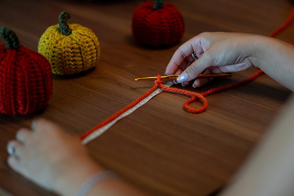 How to make crochet pumpkins - free crochet pattern and tutorial 8 DSC04821