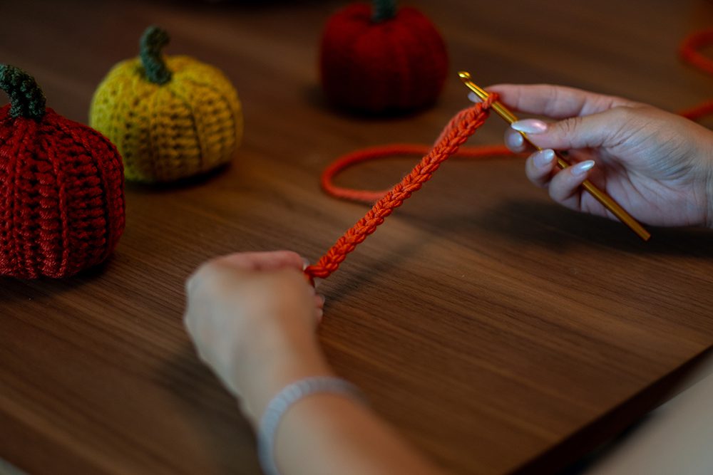 How to make crochet pumpkins - free crochet pattern and tutorial 9 DSC04824