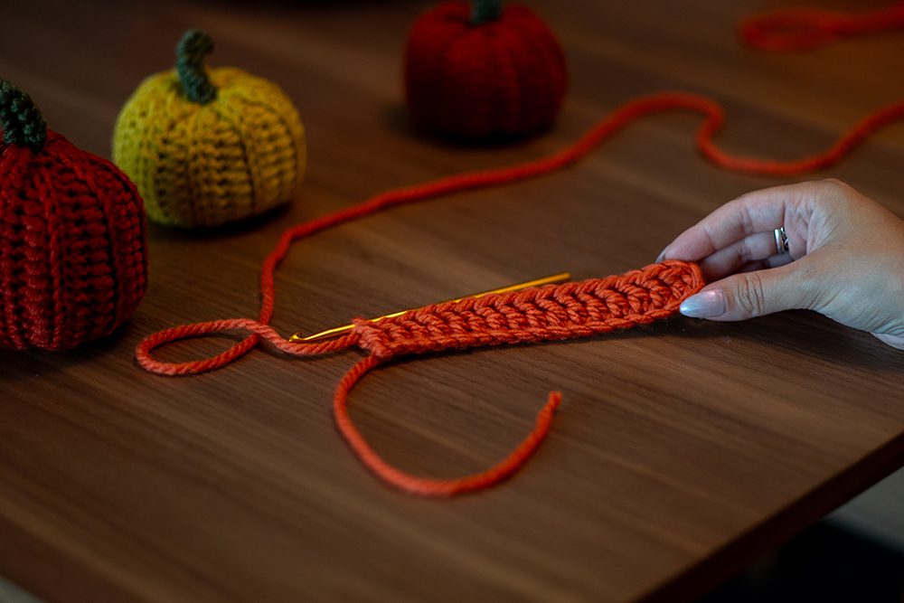 How to make crochet pumpkins - free crochet pattern and tutorial 11 DSC04837