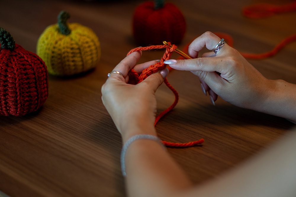How to make crochet pumpkins - free crochet pattern and tutorial 13 DSC04844