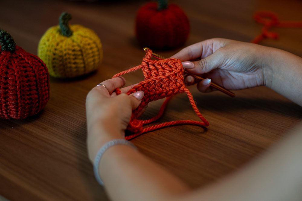How to make crochet pumpkins - free crochet pattern and tutorial 14 DSC04851