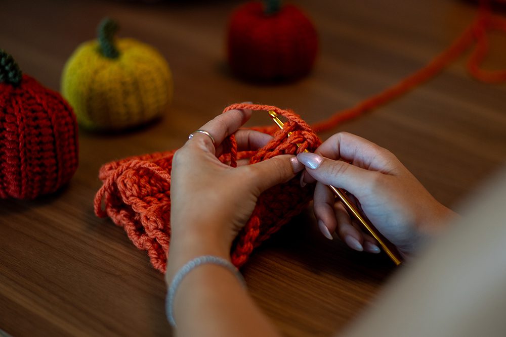 How to make crochet pumpkins - free crochet pattern and tutorial 17 DSC04855