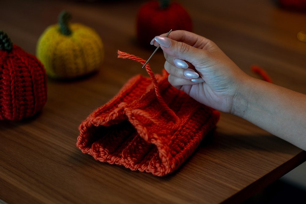 How to make crochet pumpkins - free crochet pattern and tutorial 18 DSC04859