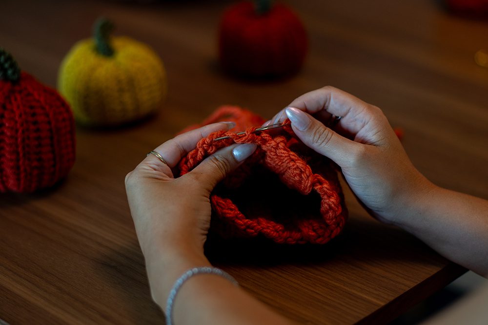 How to make crochet pumpkins - free crochet pattern and tutorial 19 DSC04860
