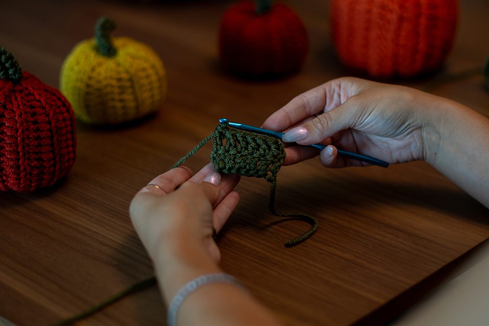 How to make crochet pumpkins - free crochet pattern and tutorial 23 DSC04873