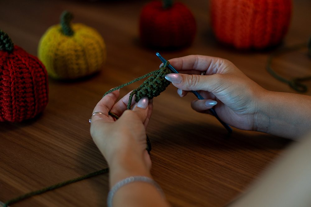 How to make crochet pumpkins - free crochet pattern and tutorial 24 DSC04874