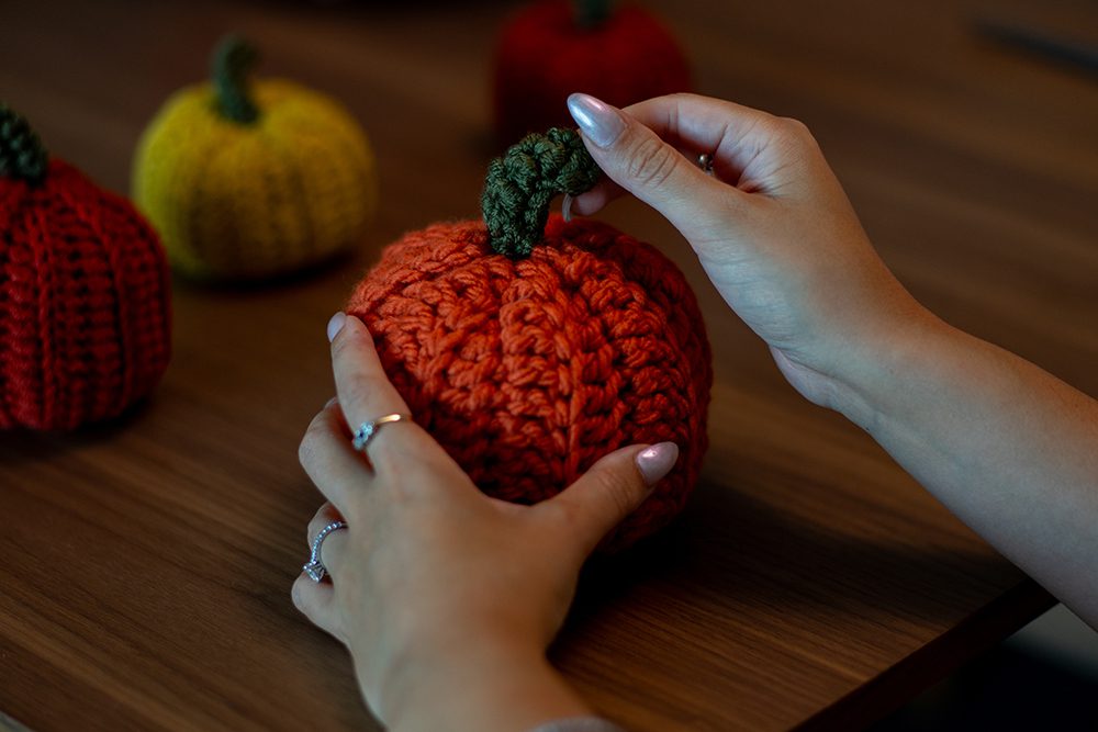 How to make crochet pumpkins - free crochet pattern and tutorial 26 DSC04876
