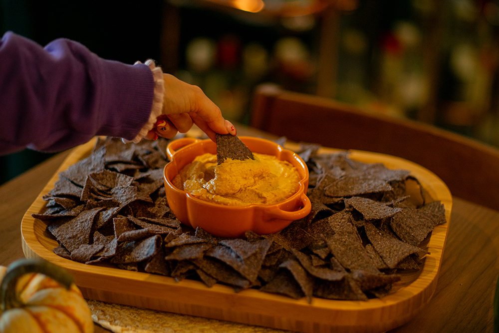 Pumpkin spice hummus recipe for Thanksgiving or Halloween (vegan, gluten free) 2 DSC09845