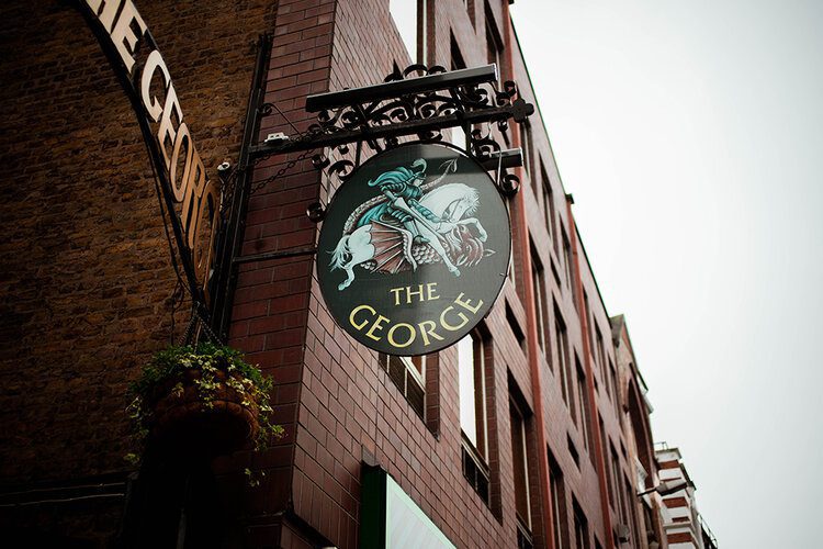 12 things to do in London during the holidays 32 PFHPostcardsfromHawaiiLondonChristmasHolidaysPubTheGeorge