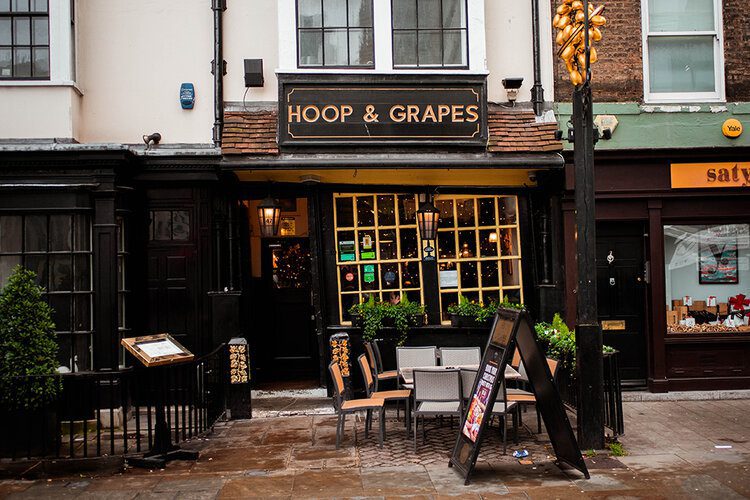 12 things to do in London during the holidays 28 PFHPostcardsfromHawaiiLondonChristmasHolidaysPubTheHoopandGrapes