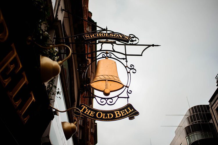 12 things to do in London during the holidays 27 PFHPostcardsfromHawaiiLondonChristmasHolidaysPubTheOldBell 1