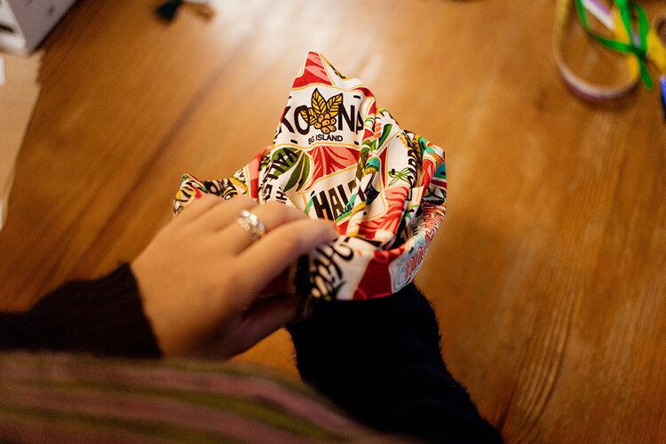 How to make a drawstring laundry bag (free pattern & tutorial) 26 PFHPostcardsfromHawaiiSewingMakeCraftDrawstringLaundryBag 4 1