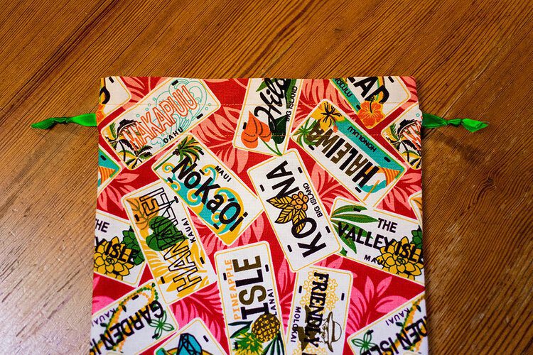 How to make a drawstring laundry bag (free pattern & tutorial) 36 PFHPostcardsfromHawaiiSewingMakeCraftDrawstringLaundryBag 5 2
