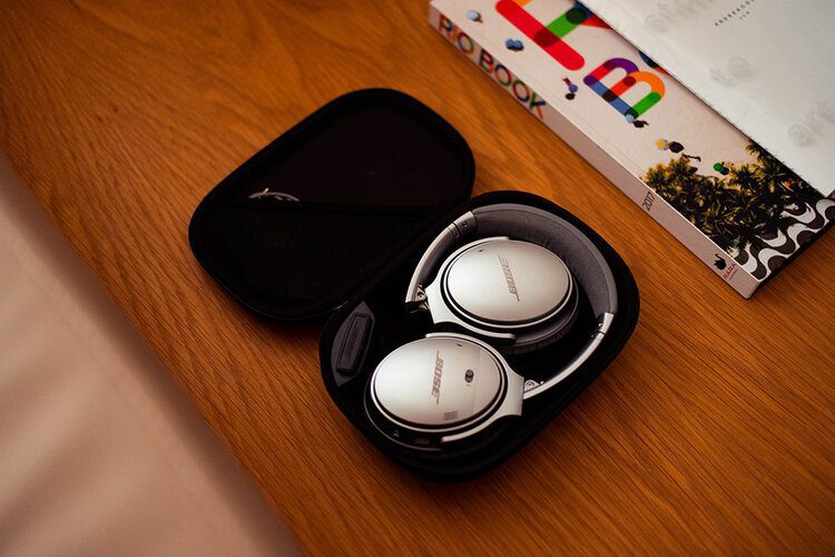 What’s in my travel bag (updated) 10 PFHPostcardsfromHawaiiTravelbagBoseHeadphones