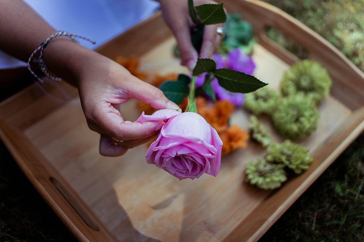 How to make a haku lei *lei po'o* (flower crown) 15 Postcards from Hawaii Travel & Lifestyle blog How to make a haku lei lei polo Hawaiian flower crown, DIY flower crown tutorial, how to make a flower crown, how to make a head lei po’o