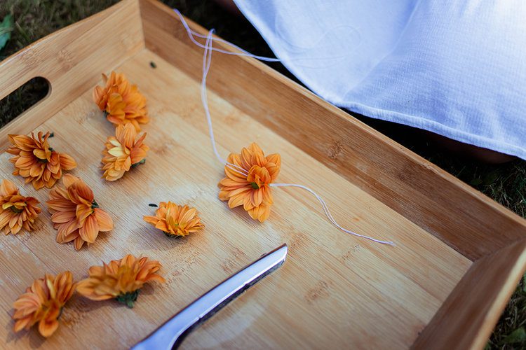 How to make a haku lei *lei po'o* (flower crown) 18 Postcards from Hawaii Travel & Lifestyle blog How to make a haku lei lei polo Hawaiian flower crown, DIY flower crown tutorial, how to make a flower crown, how to make a head lei po’o