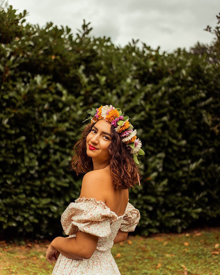 How to make a haku lei *lei po'o* (flower crown) 25 Postcards from Hawaii Travel & Lifestyle blog How to make a haku lei lei polo Hawaiian flower crown, DIY flower crown tutorial, how to make a flower crown, how to make a head lei po’o