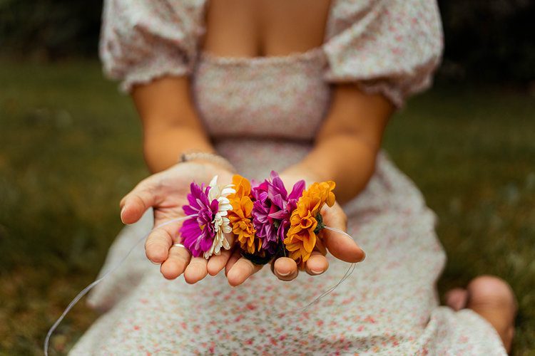 How to make a haku lei *lei po'o* (flower crown) 19 Postcards from Hawaii Travel & Lifestyle blog How to make a haku lei lei polo Hawaiian flower crown, DIY flower crown tutorial, how to make a flower crown, how to make a head lei po’o