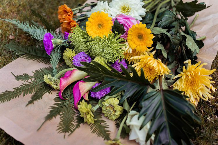 How to make a haku lei *lei po'o* (flower crown) 6 Postcards from Hawaii Travel & Lifestyle blog How to make a haku lei lei polo Hawaiian flower crown, DIY flower crown tutorial, how to make a flower crown, how to make a head lei po’o