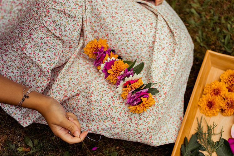 How to make a haku lei *lei po'o* (flower crown) 20 Postcards from Hawaii Travel & Lifestyle blog How to make a haku lei lei polo Hawaiian flower crown, DIY flower crown tutorial, how to make a flower crown, how to make a head lei po’o