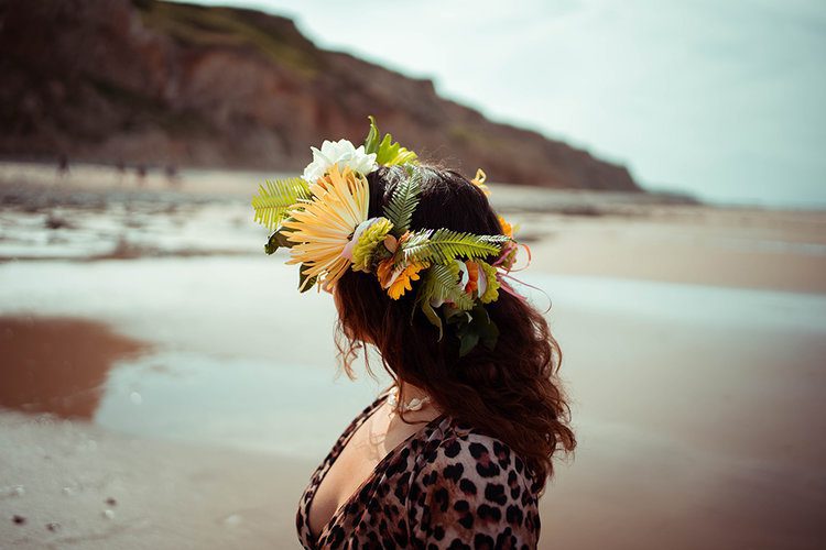 How to make a haku lei *lei po'o* (flower crown) 9 Postcards from Hawaii Travel & Lifestyle blog How to make a haku lei lei polo Hawaiian flower crown, DIY flower crown tutorial, how to make a flower crown, how to make a head lei po’o