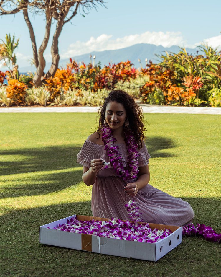 How to make a haku lei *lei po'o* (flower crown) 1 Postcards from Hawaii Travel & Lifestyle blog How to make a haku lei lei polo Hawaiian flower crown, DIY flower crown tutorial, how to make a flower crown, how to make a head lei po’o