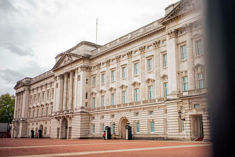 6 royal landmarks in London to visit 2 PostcardsfromHawaiiPFH6royallandmarksinLondontovisitBuckinghamPalace 1