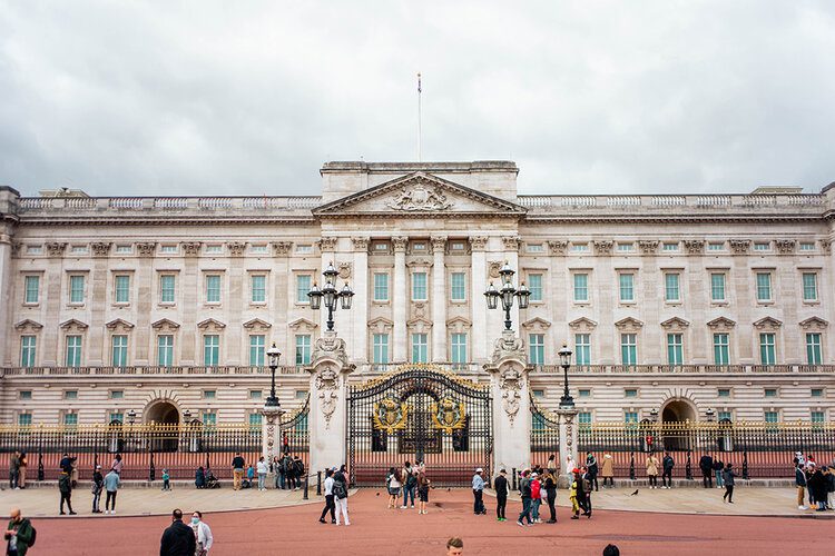 6 royal landmarks in London to visit 1 PostcardsfromHawaiiPFH6royallandmarksinLondontovisitBuckinghamPalace