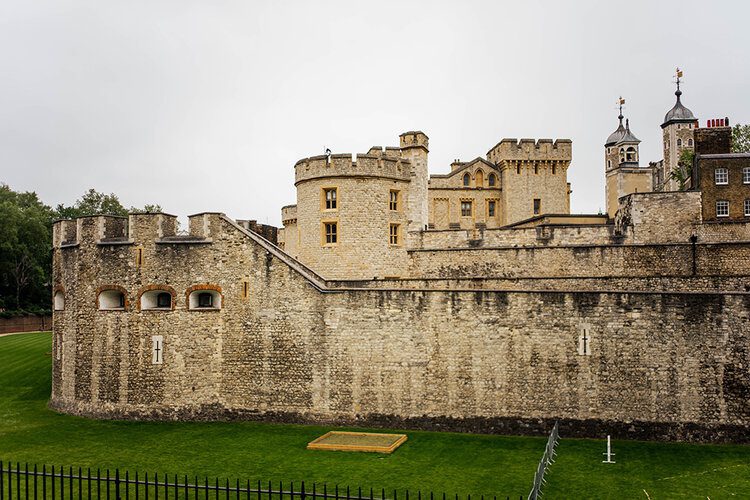 6 royal landmarks in London to visit 7 PostcardsfromHawaiiPFH6royallandmarksinLondontovisitTowerofLondonCrownJewels