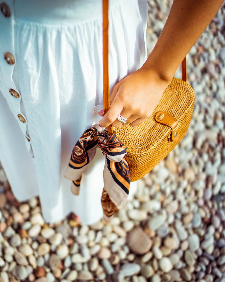 10 accessories to transform a simple outfit 6 TieyourhairupYoucanalsouseyourscarftotieupyourhair 1