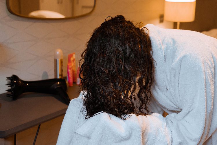 Embrace your curls with Umberto Giannini 7 UmbertoGianniniCurlyhairCurlJellyHawaiiStep by stepHowto