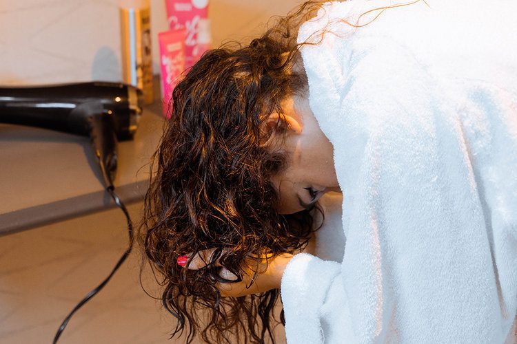 Embrace your curls with Umberto Giannini 10 UmbertoGianniniCurlyhairCurlJellyHawaiiStep by stepHowtoScrunching